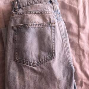 Säljer dessa jeans från Gina Tricot i storlek 34. Insidan av en av fickorna har rosa fläckar som inte går bort på grund av spillt läppstift, men inget som syns på utsidan. Skriv för fler bilder 