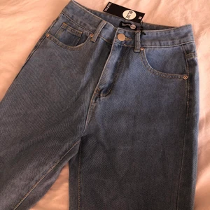 Blåa jeans storlek 34. - Oanvända jeans med prislapp kvar. Säljer för att de är för små. Lite ljusare än på bilden. 