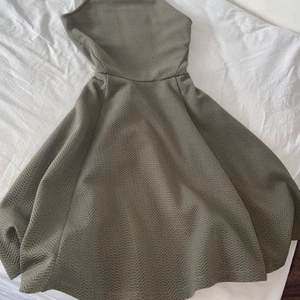 Volang klännig - Jätte söt volang klänning i grön strl s, har massa fler liknande så in o kika ❤️