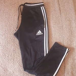 Adidasbyxor  - Väl använda men i gott skick, de har blivit lite noppriga på ett ställe (finns på bild nr.2) men annars inget synligt. 