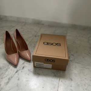 Klackskor  - Ett par klackskor ifrån #asos i storlek 37. Säljer den då de är för stora för mig. Använda en gång. Lådan följer med. 10 cm höga