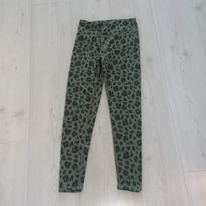 H&M tränings tights färg grön med leopard mönster storlek 140