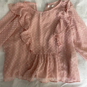 Blus - Söt blus från lager157, använd vid ett tillfälle, jätte bra skick. Storlek M. 