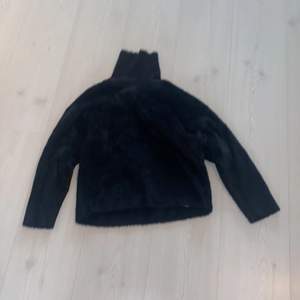 Zara tröja färg svart och fluffig storlek 140