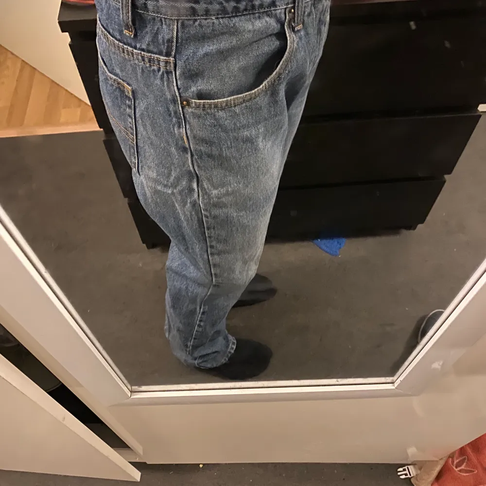 Hej!!! Dessa byxor är i storlek L/M och är lite stora på mig som är 165cm och rätt så genomsnittligt byggd.(: Byxorna är relativt nya. Tveka inte att höra av er vid frågor samt funderingar. Jeans & Byxor.