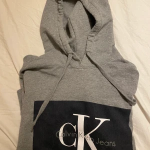 Calvin Klein hoodie  - Din grå Calvin Klein hoodie. Stl M i fint skick. Porto tillkommer 