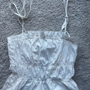 ❗️Vit elastisk topp❗️ - 💕Säljer denna vita elastiska toppen från NA-KD då den inte har kommit till användning. Toppen är i storlek 36 och är gjord av fint bomull. Passar perfekt till allt💕