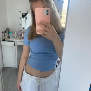 Blåa tshirt - Säljer denna härliga ljusblåa T-shirten som passar pefekt till ett par linnebyxor nu i sommar! Köparen står för frakten 💙