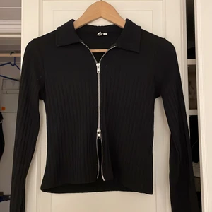 Tröja ifrån Nelly  - En tröja ifrån Nelly justerbar dragkedja 