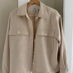 & other stories jacka  - Jättefin boxig vårjacka från &other stories i storlek S. Material: 50% ull, 50% polyester. Väldigt fint skick förutom att en knapp är sönder!