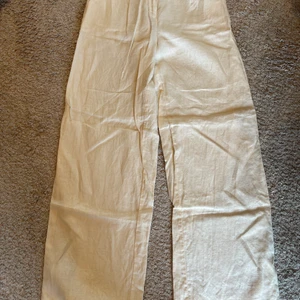 ❗️Linnebyxor från NA-KD❗️ - 💕Säljer dessa fina linnebyxor från NA-KD eftersom de inte passar längre. Linnebyxorna är i storlek 36, och de passar perfekt till allt💕