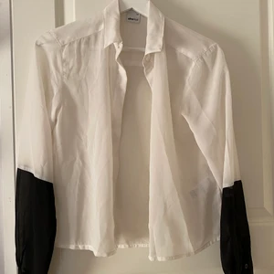 Blus - Blus i storlek Xs från Gina Tricot. Nyskick.