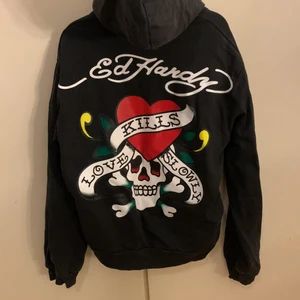 Ed Hardy Hoodie - ‼️INTRESSEKOLL‼️ På denna populära Ed Hardy Hoodien i storlek S, men är dock väldigt liten i storleken skulle säga att den sitter som en XXS ⚡️ Kom privat för fler bilder eller frågor❤️