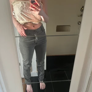 Gråa jeans - Gråa jeans vet inte vart ifrån. Aldrig använda. Byxorna är i st 31/34 och jag brukar ha st 34-36. 