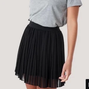 Plisserad kjol - Jätte fin kjol från NA-KD som knappt är andvänd. Passar perfekt och matchar med det flesta saker💗💗💗