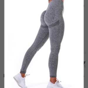 Rapid Wear träningstights  - Perfekt skick. Haft dom en gång när jag köpte dom och efter det har dom endast legat i lådan. Formar riktigt bra. Nypris 649:- 