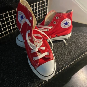Converse - Säljer även dessa skitballa röda Converse nu eftersom de tyvärr är för små. Använda en gång, nyskick! Stl 37,5💞💞Pris kan diskuteras så hör av dig om du är intresserad!🙌