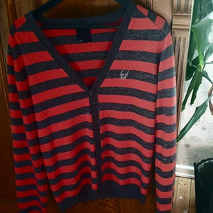 Randig kofta - Skitsnygg grå och röd randig kofta. Tunn, bekväm och asgullig till kjolar. L men är snyggt på mindre storlekar också. Hör av dig!❤