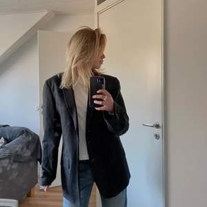 Snyggaste oversize blazer som passar till både vardag och fest! Funkar t både jeans och klänningar och är så bra till vår o sommar!! Toppen skick och inga defekter