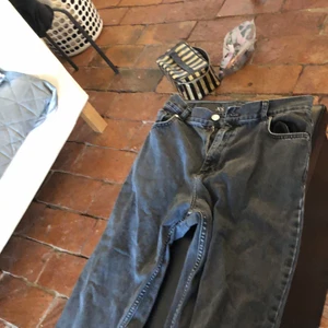 Jeans  - Skit snygga jeans som går ut lite i vid benen men sitter tajt i midjan. Bra kvalite o allt 