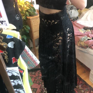 Svart spets kjol  - Super snygg spets kjol som faller så fint!! Kommer inte till användning, nyskick! Köpt secondhand. Gratis frakt <33