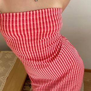 Rödrutig sommarklänning - Säljer denna superfina långklänning från zara, perfekt till sommaren! Känningen har band (se sista bilden) men de är enkla att vika in om man vill ha en tub-klänning. Man kan också vika ner klänningen till en långkjol om man vill! Säljer då den tyvärr är lite stor för mig 😩😩. Skulle säga att den passar en stor S eller uppåt, då den är stretchig ❤️ Hör av er om ni vill ha mått eller fler bilder! 