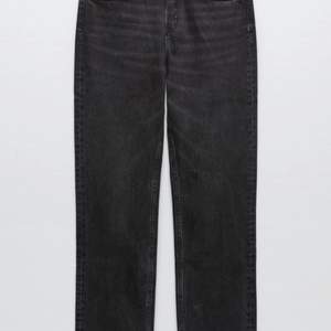 Ett par zara jeans i modellen mid rise straight som är i bra skick. Säljer pga att jag inte gillar dom längre.