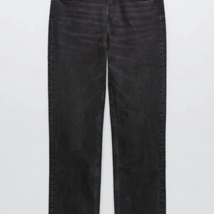 Zara jeans - Ett par zara jeans i modellen mid rise straight som är i bra skick. Säljer pga att jag inte gillar dom längre.