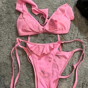 Ny bikini strl xs, säljer pga den bara blivit liggandes. 