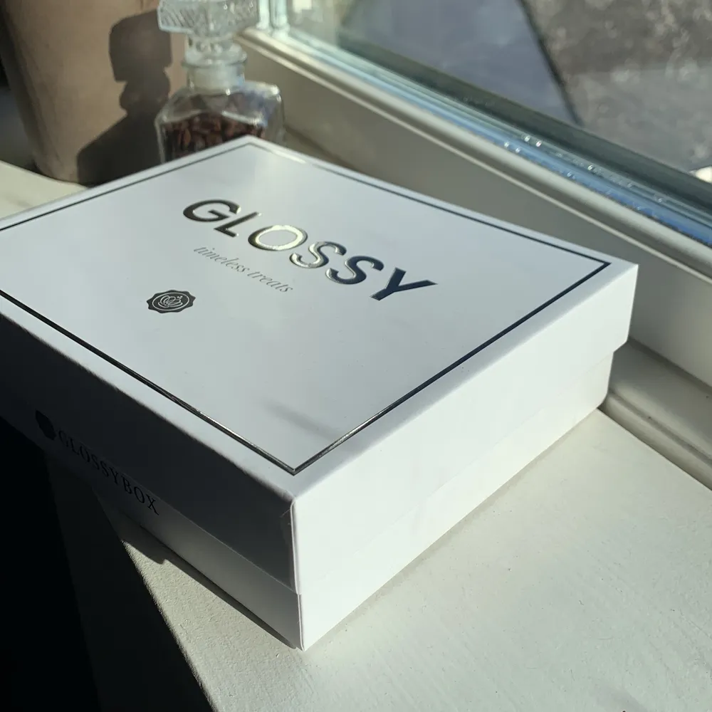 Säljer denna glossyboxen då jag råkade beställa en för mycket! Kom privat för mer info om innehåll och pris! HELT OANVÄND!!!. Övrigt.