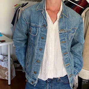 Jeansjacka - Ljusblå jacka i utmärkt skick, styvt material (inte urtvättat)