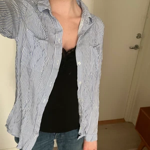 Snygg skjorta   - En snygg skjorta i storlek S men den är rätt liten i storleken. Stryker självklart innan jag säljer!