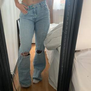 Långa baggy jeans från Zara köpta förra sommaren🎀 älskar dessa men tyvärr har dom blivit för stora för mig💕 jag är 168🌸 skriv privat för mer info🎀