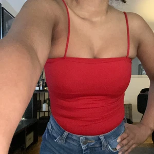 Bershka röd body strl XS  - En fin tajt seamless body röd som sitter åt, skön material 
