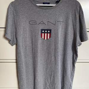 Jag säljer denna gråa Gant t-shirt pga att den aldrig kommer till användning. Den är i storlek M men passar även som L. Köparen står för frakten.
