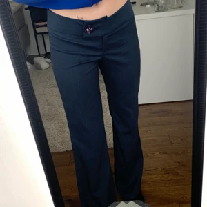 Lågmidjade kostymbyxor  - Blåa lågmidjade kostymbyxor från beyond retro. Märket är (Costa blanca🤷🏽‍♀️). Står ingen storlek men dom passar mig som vanligtvis har S. Aldrig använda av mig så lappen kvar. Fint skick. 