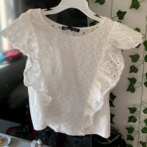 Volang Topp  - !!INTRESSEKOLL!! På denna jättefina volang topp från Zara ⚡️⚡️ Köpt i Paris men kommer aldrig till användning längre❤️ Kom privat för frågor eller bilder ❣️ ‼️BUDA HELA PRIS‼️ köp direkt för 300kr+frakt.