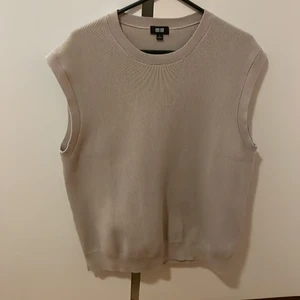 Stickad uniqlo väst - Storlek S. Västen är i väldigt bra skick pga bara använt 1 gång. Köpte för 200kr och säljer för 140kr