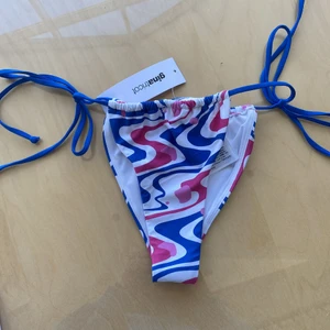 Bikini  - Säljer dessa bikini trosor från Ginatricot! Helt oanvänd och trosskyddet är fortfarande kvar. Tyvärr inte min smak men passar perfekt för dem som gillar denna modellen. Jättesnygg färg och perfekt till stranden. 