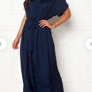 Samsoe Samsoe, Venice long dress S - Lång omlott-klänning från Samsoe Samsoe. Färg night sky. Nypris: 1599 kr. Knappt använd. 