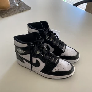 Jordan 1  - Svart och vita jordans 1 mid’s. ALDRIG använda, man får med extra skosnöre i annan färg. I skorna står det storlek ”41”, men de är sjukt mycket försmå för mig. Skulle kunna sträcka mig till att de är 38/39/40 i storleken. Jag kan inte garantera att de är äkta, ser inget fel med skorna
