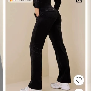 Juicy couture byxor - Funderar på att sälja mina juicy couture byxor i färgen black då de ej kommer så mycket till användning. Köpta för någon månad sen och är nästintill nyskick då de ej har några tecken på att de varit använda. Storlek S. Nypris var 1000kr