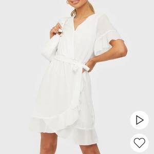 Vit klänning  - Säljer en jättefin klänning inköpt till studenten endast provad med taggen kvar. Storlek M. 