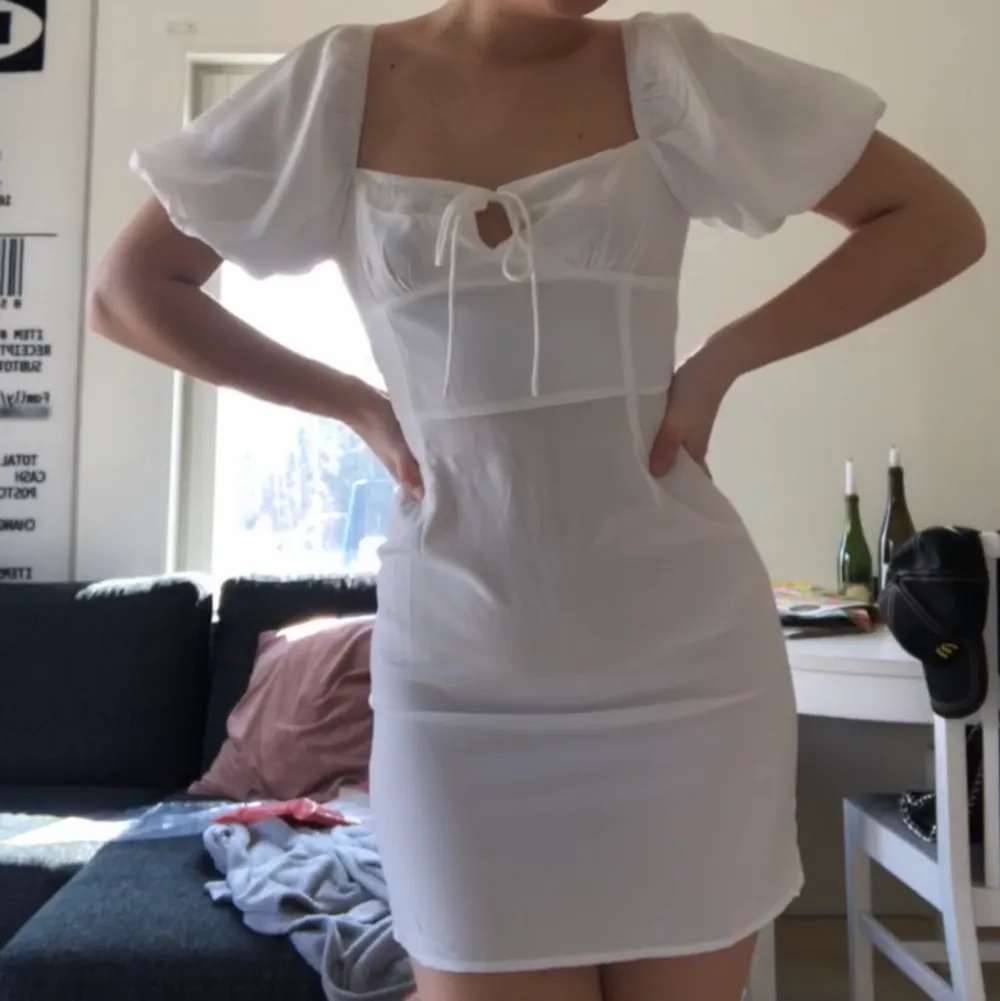 Superfin vit klänning från nelly som jag hade tänk ha på studenten men har nu hittat en annan. Storlek 38, aldrig använd. Skriv privat för mer info eller bilder.🤩🥰💗💞. Klänningar.