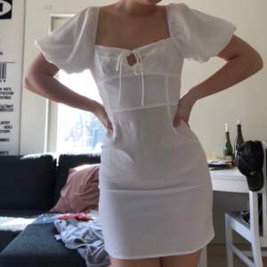 Superfin vit klänning från nelly som jag hade tänk ha på studenten men har nu hittat en annan. Storlek 38, aldrig använd. Skriv privat för mer info eller bilder.🤩🥰💗💞