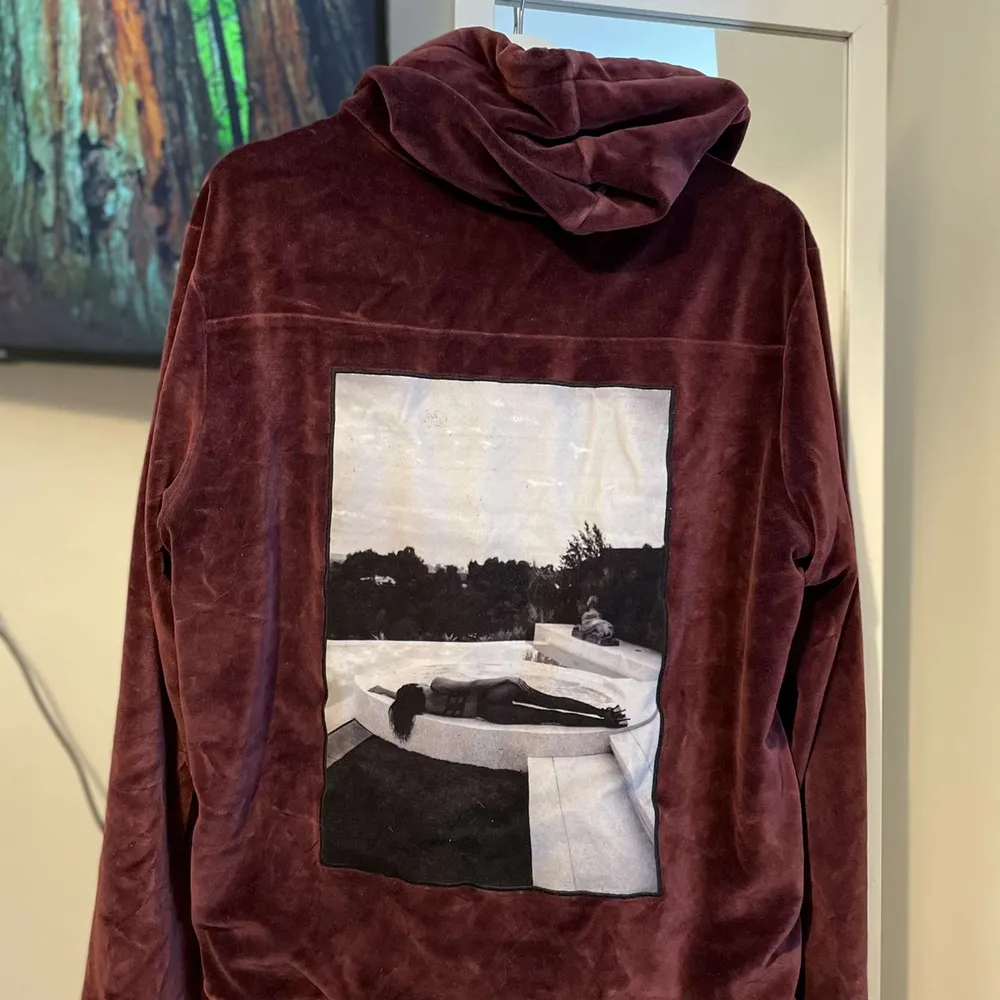 Säljer min limitato Zip Hoodie i storlek L då jag inte använder den längre. Köpt på NK för 4445kr. Den är som ny i skicket. Låda och äkta bevis medföljer. . Hoodies.