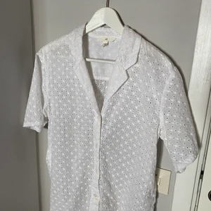 Blus/skjorta strl x-small - Aldrig använd transparent blus från HM. Strl XS. 