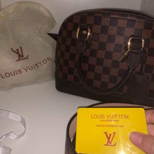 Säljer min fake Louis Vuitton väska då den inte har kommit till användning alls förutom när jag har tagit bilder. Så i nyskick. Medföljer en dustbag, ett långt band till väskan samt ett LV kort. Kan mötas upp i Norrköping eller postas och då står köparen för frakten. Kan även skicka mer bilder om det önskas. 