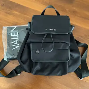 Snygg backpack från Valentino. Köpte från Zalando förr ett år sedan, använder inte den så ofta, därför vill jag gärna att den kan komma till användning hos någon annan 😌🎒