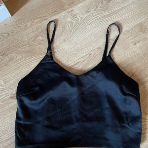 Satin linne - Säljer detta fina linnet då jag inte tycker att den sitter så bra på mig, den är ifrån missguided. Man kan reglera längden på banden oxå 